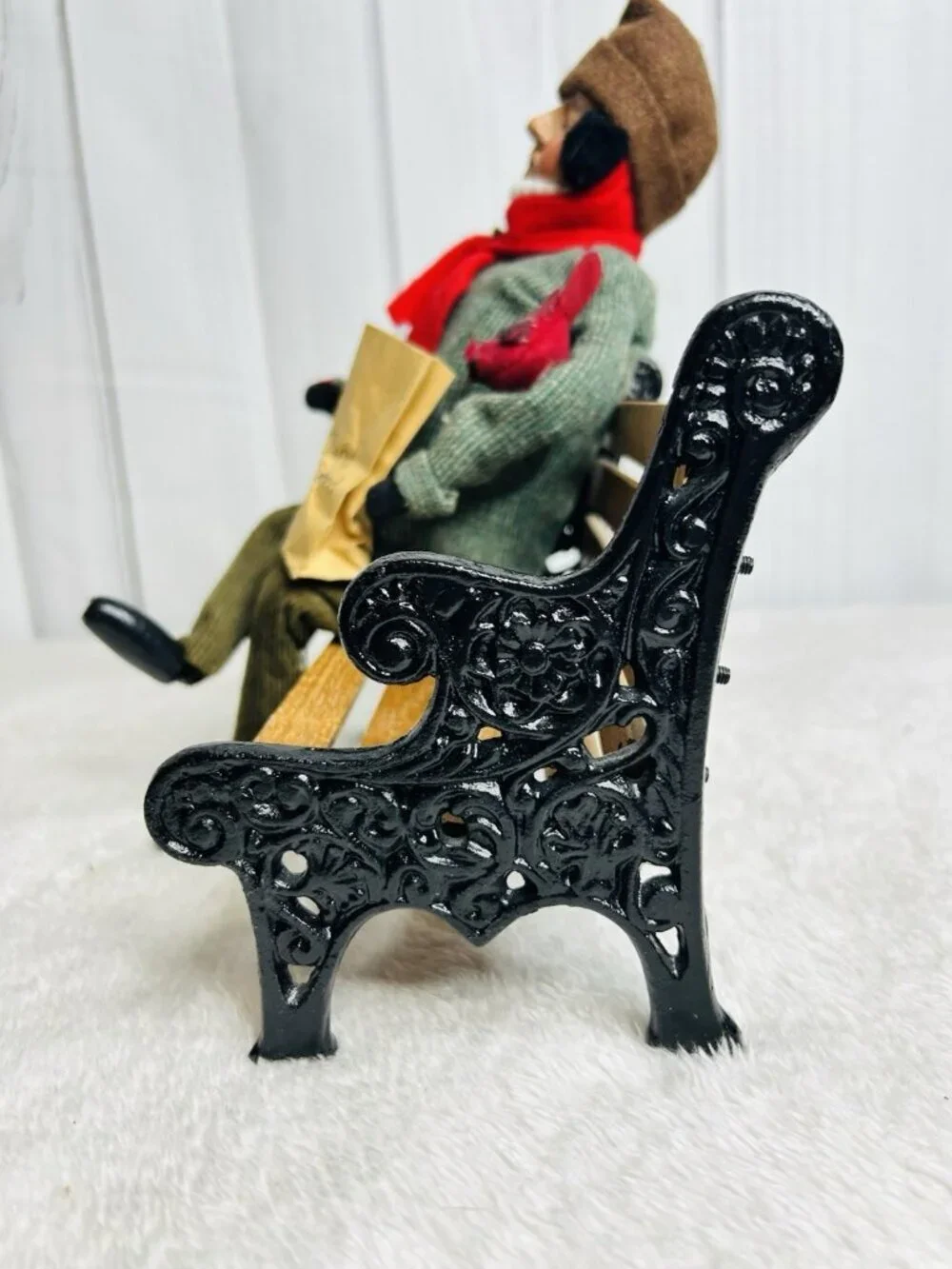 Byers Choice The Carolers Man Feeding Birds Cast Iron Park Bench Vintage 1997
